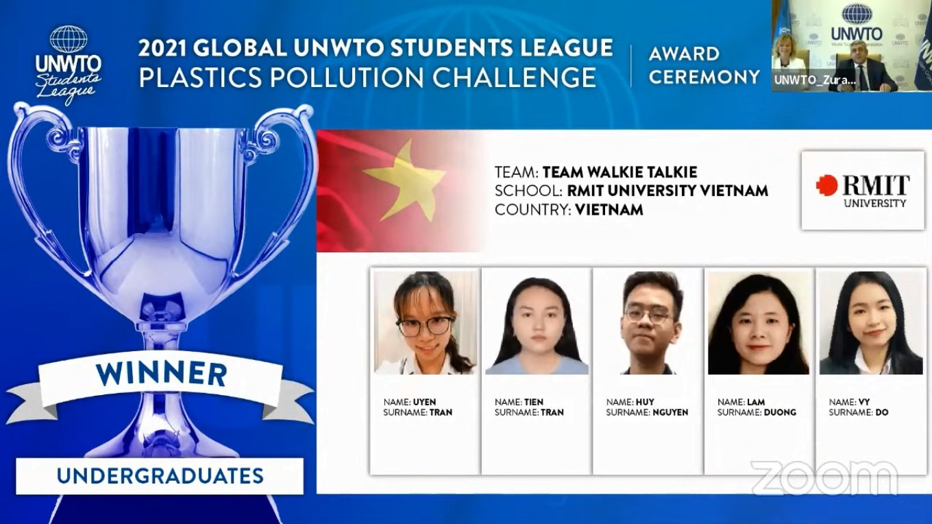 Đội chiến thắng hạng mục Thách thức rác thải nhựa của cuộc thi UNWTO Studens’ League gồm năm sinh viên ngành Quản trị du lịch và khách sạn tại cơ sở Nam Sài Gòn, Đại học RMIT